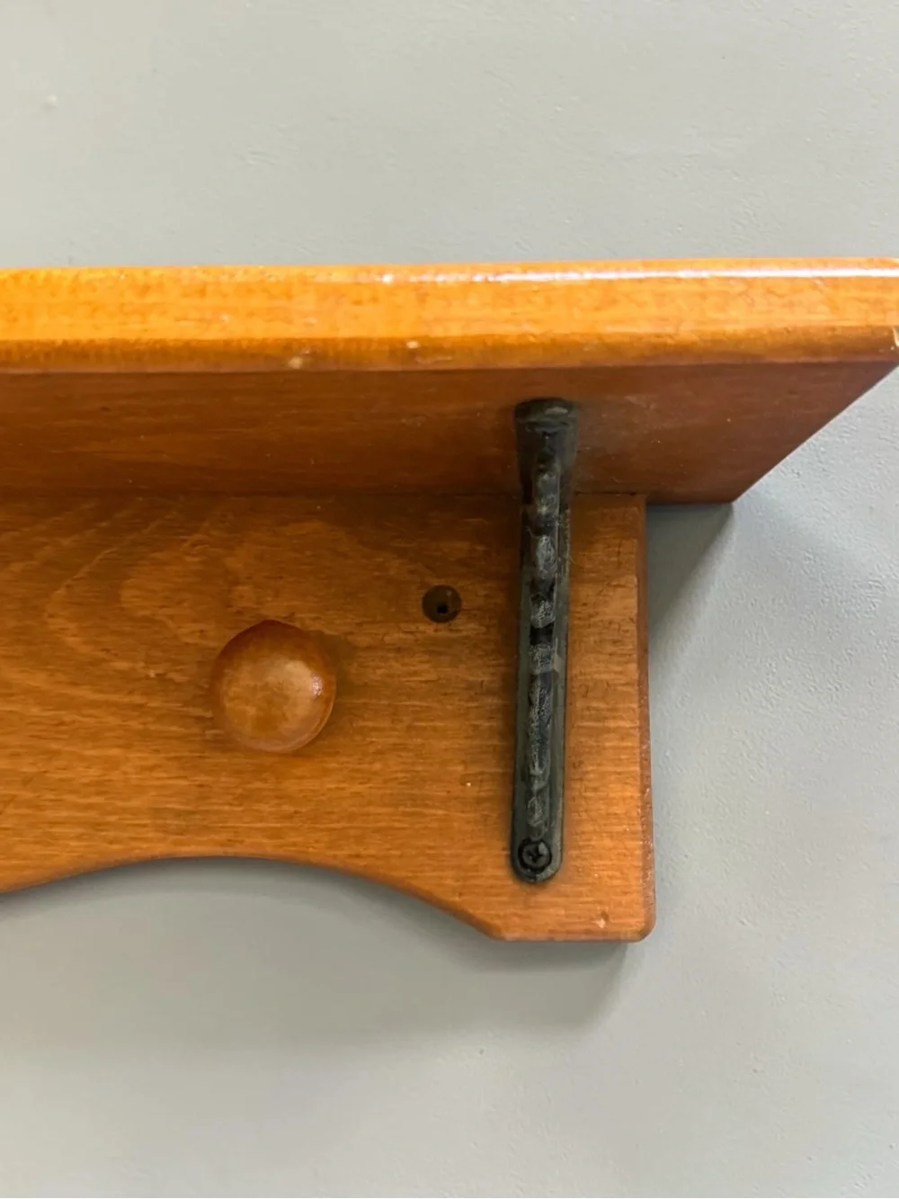 Vtg Wooden Wall Shelf w/ Knobs and Floral Metal Brackets 22” Country Cottage